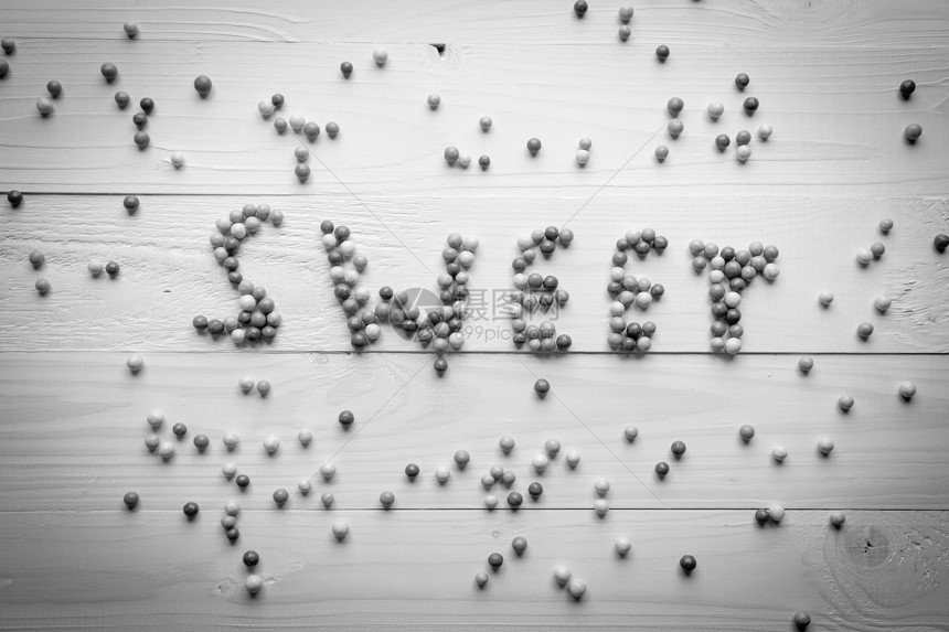 小圆糖写的Sweet字黑白照图片