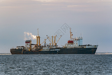 渔船在捕捞渔获量上超载到海上图片