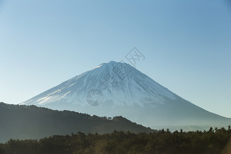 带雪帽的富士山日本图片