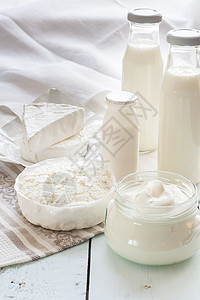 玻璃瓶中的牛奶酸奶酸乳酪酸奶油卡门贝尔和布里干酪图片