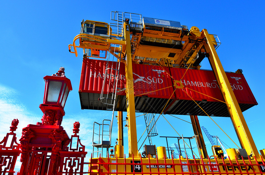 奥克兰港弗格森码头的跨运车和集装箱它是新西兰最大的商业港口图片