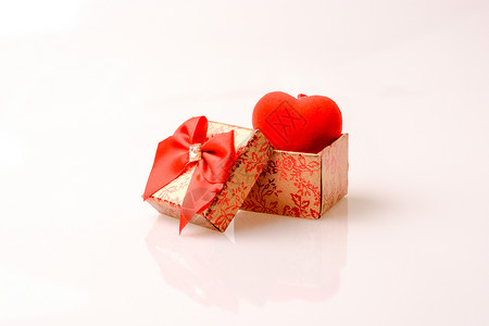 以白色背景上红色带状的礼物盒和礼品盒图片