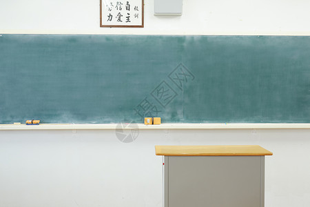 日本高中学校教室配有课桌图片