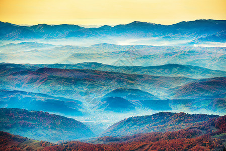 日落时美丽的蓝色山脉和丘陵图片