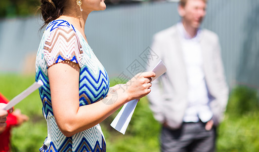 女人在户外阅读文件女孩读信图片