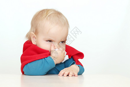 有趣的小孩男孩打扮成超级英雄在白人背景室内肖像超级英雄图片