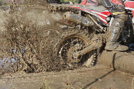 Enduro车轮在泥泞的赛道上图片