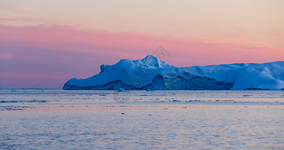 乘坐科学船在冰层之间旅行研究全球变暖现象不寻常的形状和颜图片