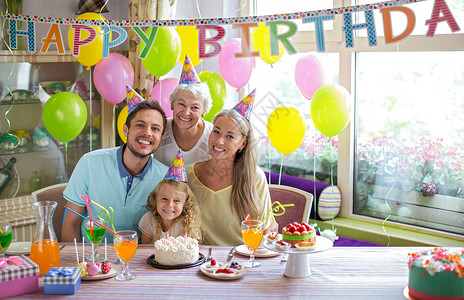 生日聚会上的家庭图片