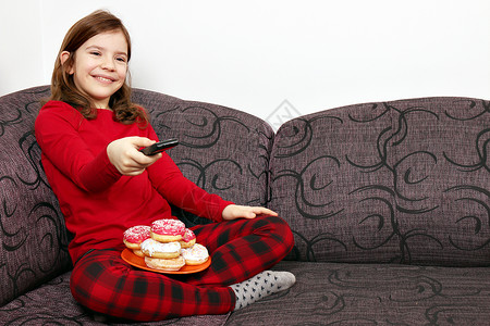 看电视吃甜圈的小女孩图片