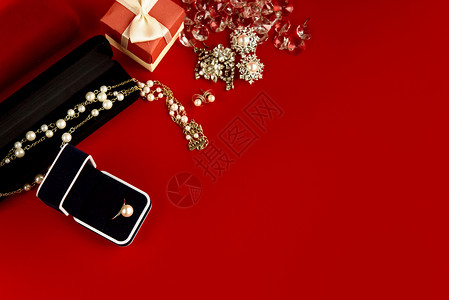 奢华环和时尚的项链和礼品盒图片