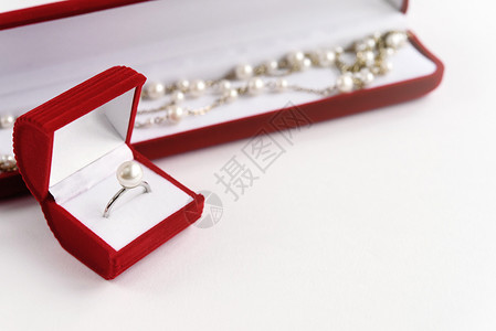 时髦的珍珠戒指和项链图片