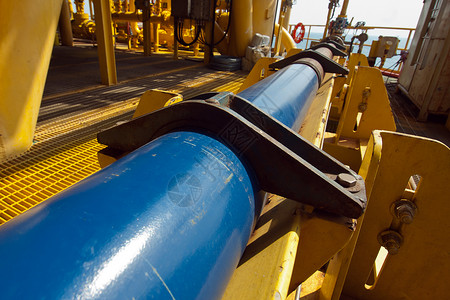 石油和天然气近海工业的管道工作图片