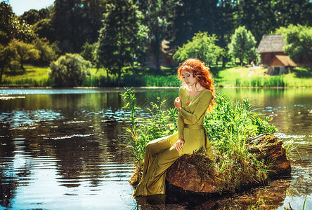 一个美丽的梦幻女郎的肖像穿着绿裙子在池背景图片
