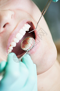 牙医镜中清晰健康的图片