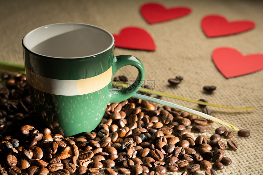 杯咖啡豆和心分散纸图片