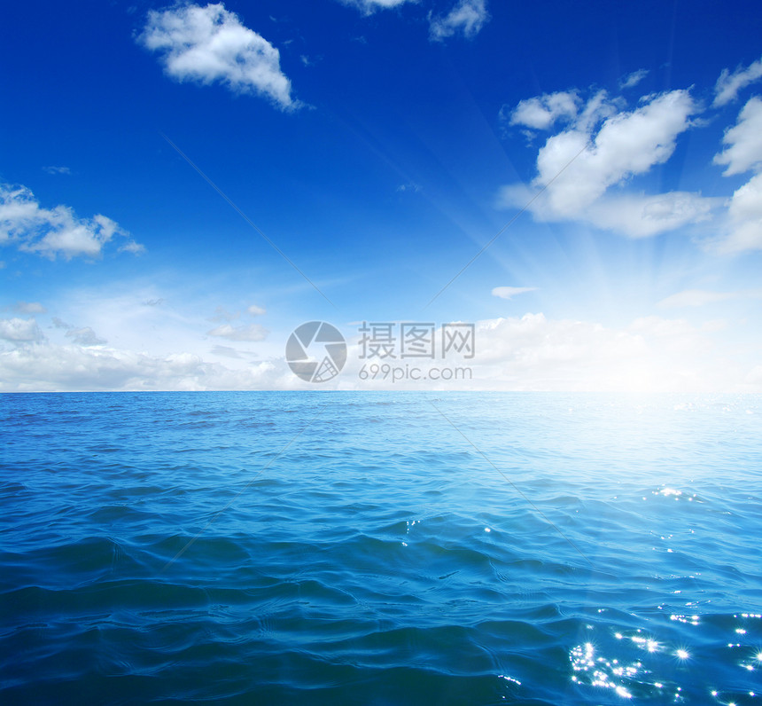 蓝色的大海和天空上的太阳图片
