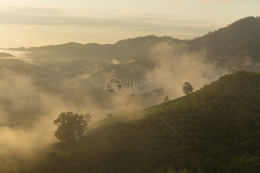 东南亚早晨时间的山图片
