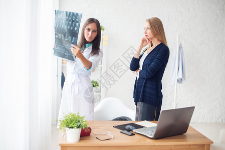 医院里的女医生和病人看X光片医疗保健伦琴图片