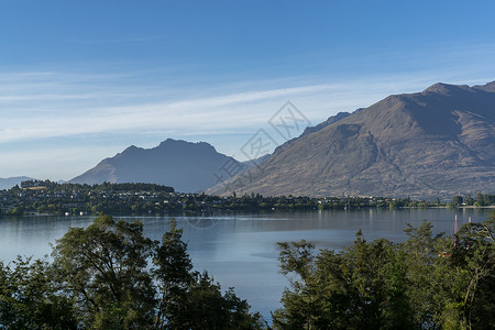 瓦卡蒂普湖景观与湖对面的小镇摄于新西兰皇后镇附近夏季瓦图片