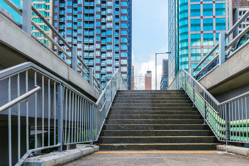 通往城市的空荡的公共楼梯图片