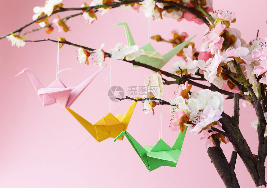 樱桃花枝上彩色纸质折纸鸟s图片