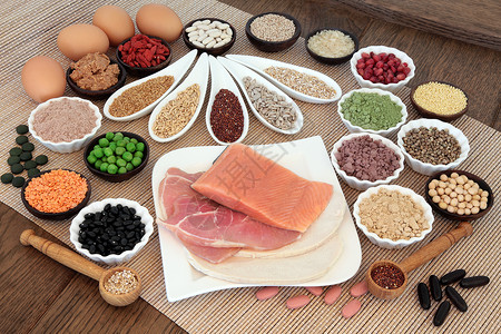 含有高蛋白肉类鱼蛋豆类种子坚果谷物补充粉维生素片和水果的健身背景图片