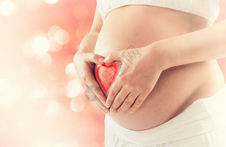 孕妇用双手在肚子上图片