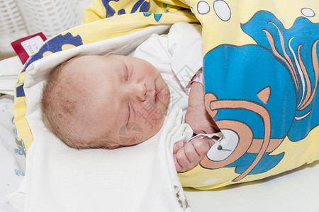 妇产医院初生女婴的画像图片
