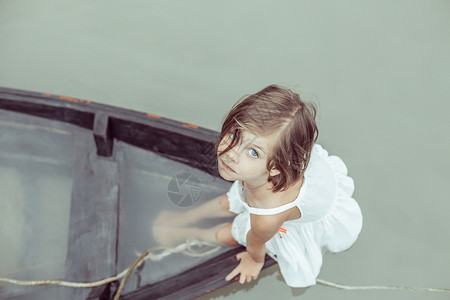 美丽的年轻女孩正从沉船里看着你聚图片
