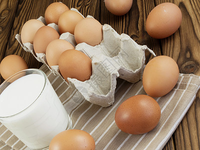 木桌上的鸡蛋和一杯牛奶图片