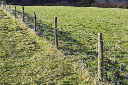 直金属铁丝网围栏在农村地貌上分割图片