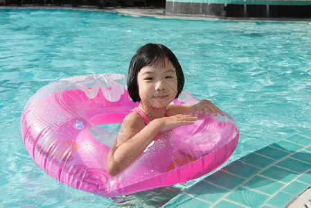 暑假在游泳池里的亚洲孩子图片