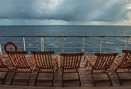 游轮甲板和暴风地平线空帆船甲板图片