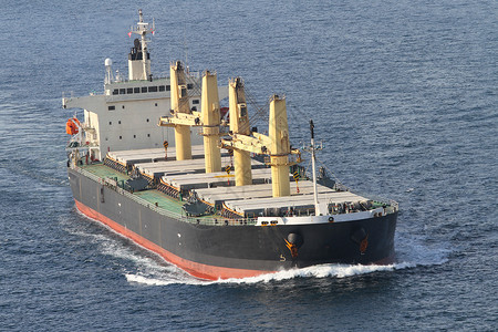 在港口之间运送货物的货船图片