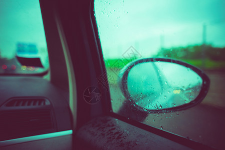 在雨天行驶的汽车内图片