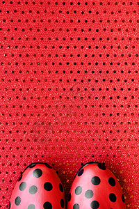 红色黑圆点背景上黑点的红皮双红鞋图片