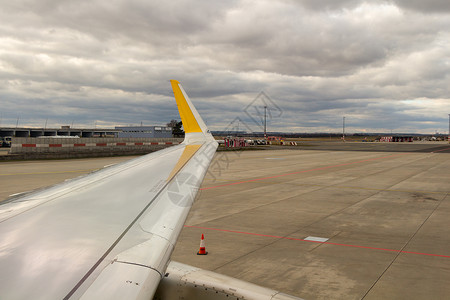 Jetway等待飞机抵达机场图片
