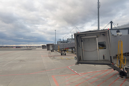 Jetway等待飞机抵达机场图片