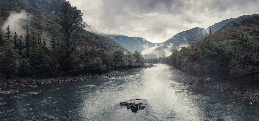 有雾和雨的山区河流黑暗而神秘的景观图片