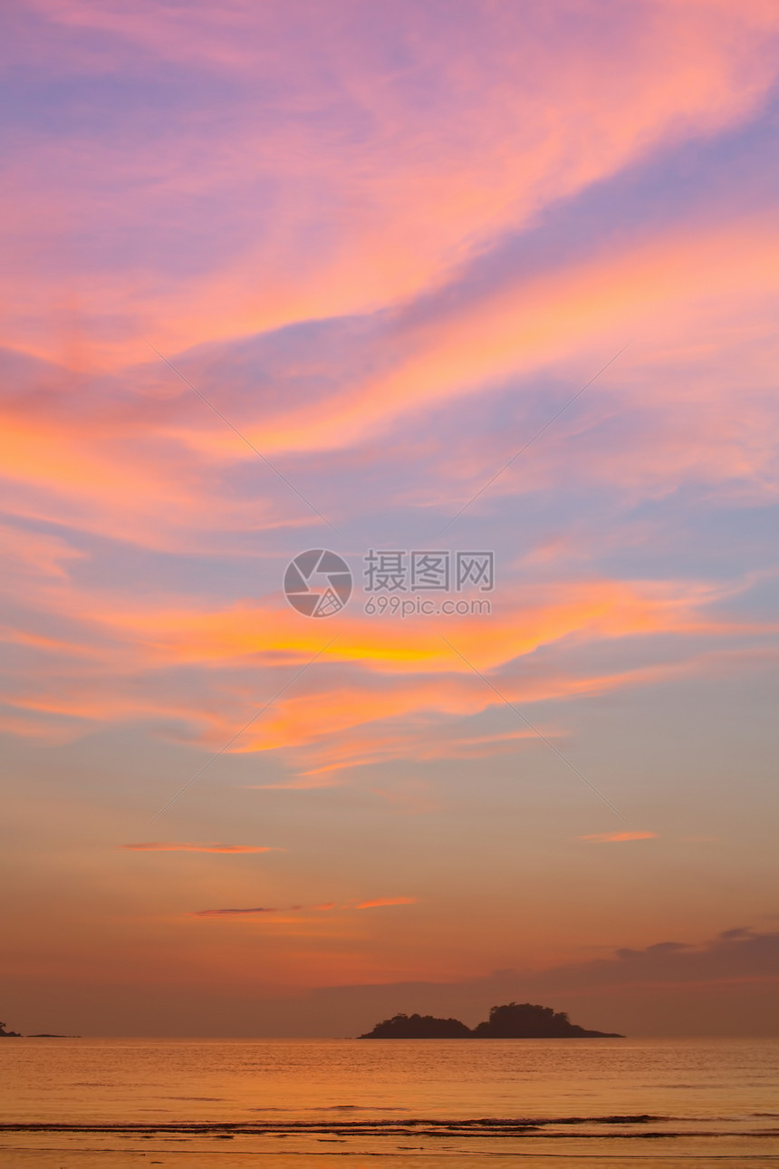 海上日落后美丽的天空图片