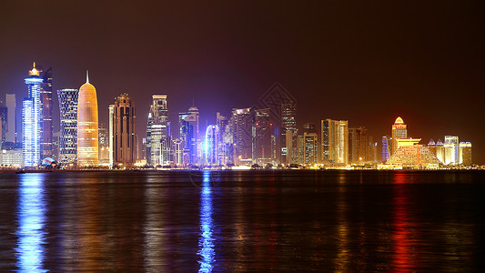 西向卡塔尔多哈新镇的夜景背景