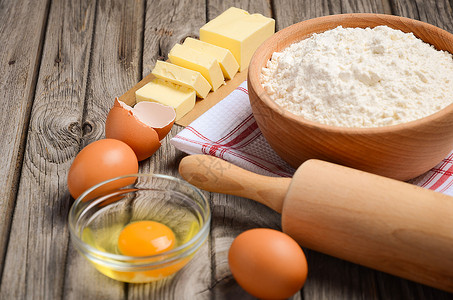 烘烤的成份牛奶黄油鸡蛋和面粉质朴的背景横向许可选择焦图片