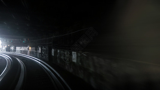 巴黎地下铁下铁的第一人窗口视角图片
