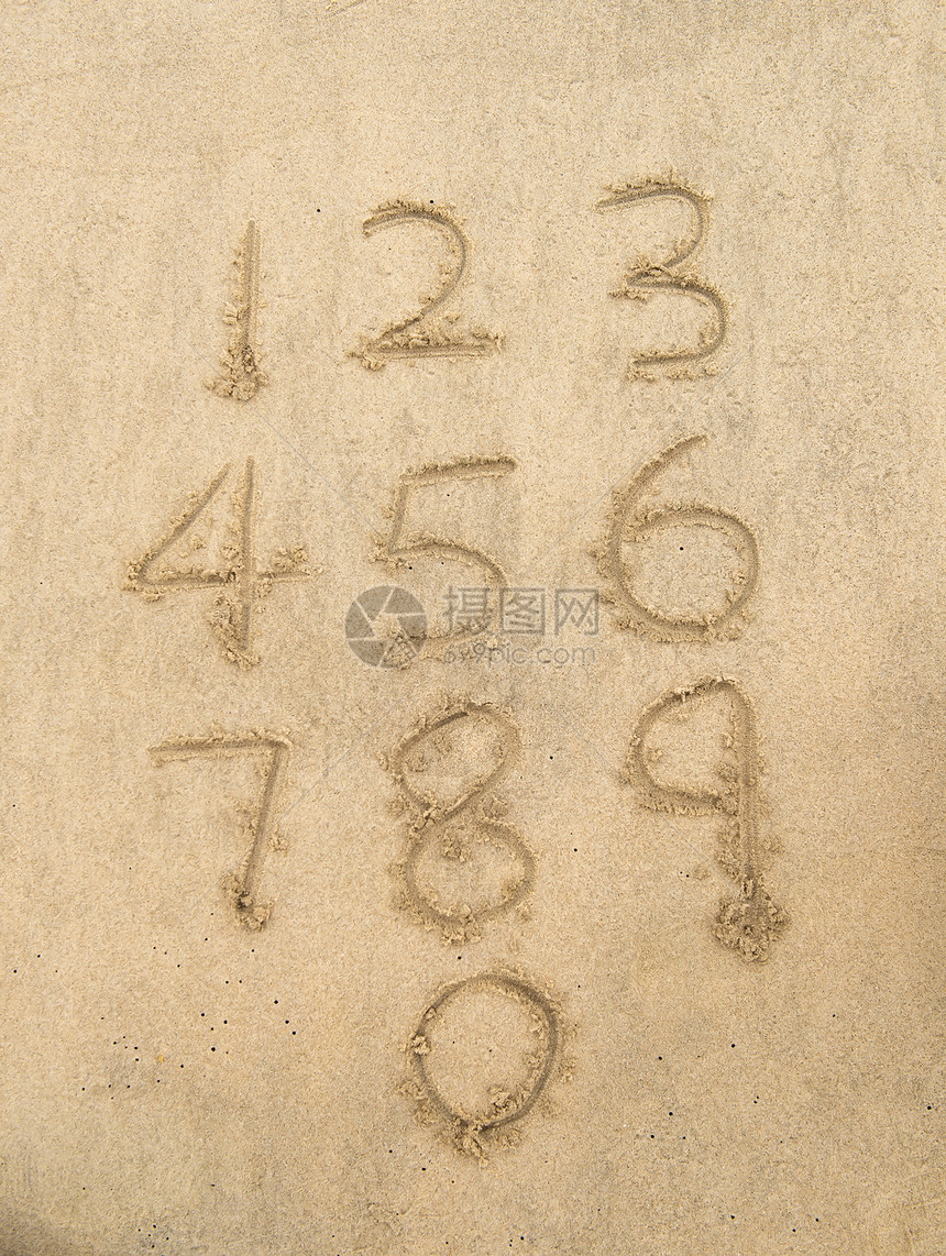 从一到十的数字写在沙滩上图片