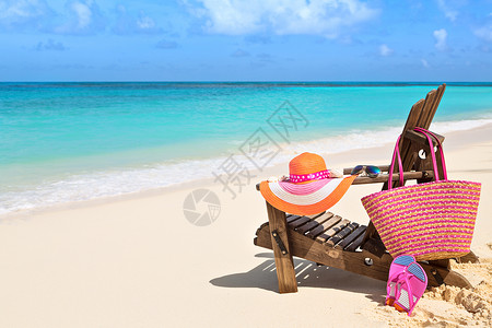 在阳光明媚的海滩热带海滩度假和旅行概念上用袋椅帽子翻拖图片