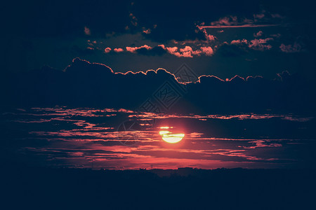 黑暗的日落出与乌云与地平线背景图片