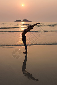 六项精进年轻瘦女人在日落时在海滩上背景