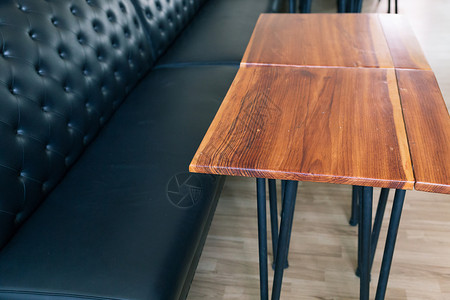 客厅木制桌和黑色皮革沙发带图片