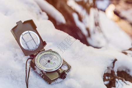雪上积雪的指南针仪器冬季图片